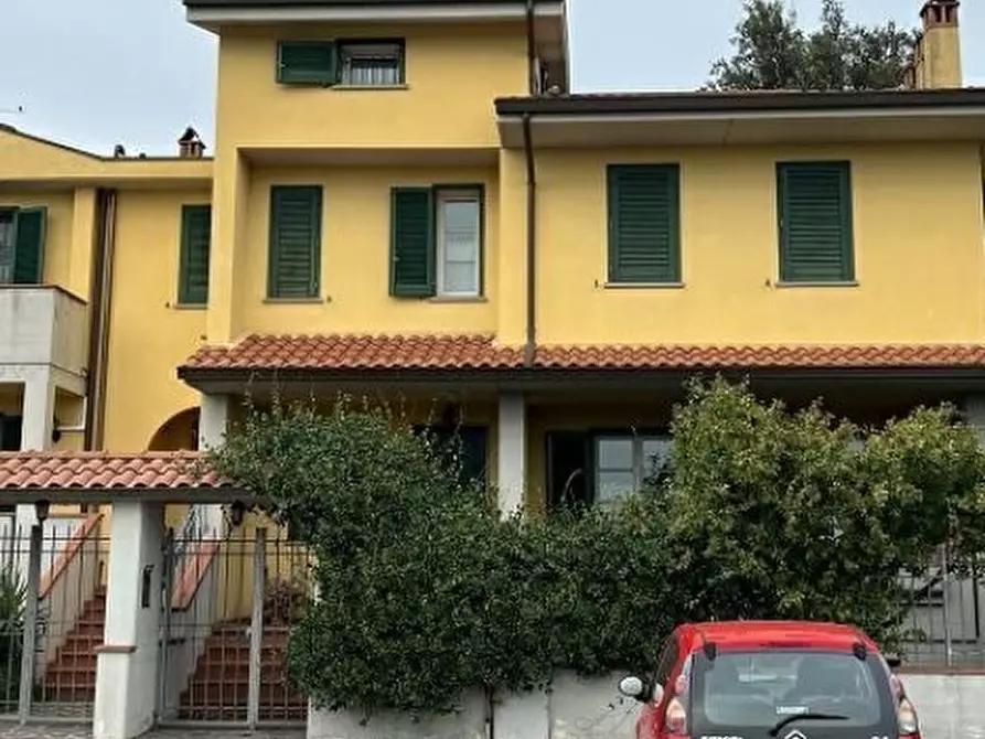 Villetta a schiera in vendita in Via Ginzburg Natalia 16 a Prato