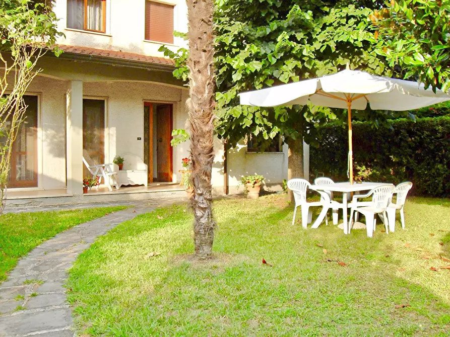 Immagine 1 di Bilocale in affitto  a Montignoso