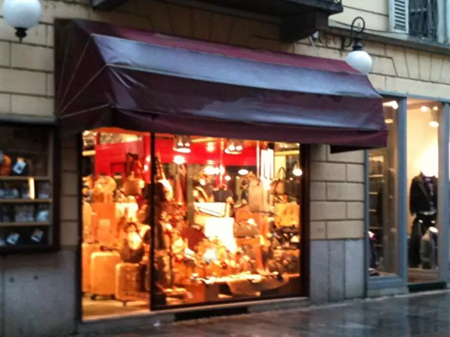 Locale commerciale in affitto in Piazza Garibaldi 28 a Sarzana