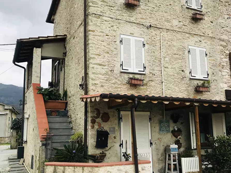 Immagine 1 di Porzione di casa in vendita  a Pietrasanta