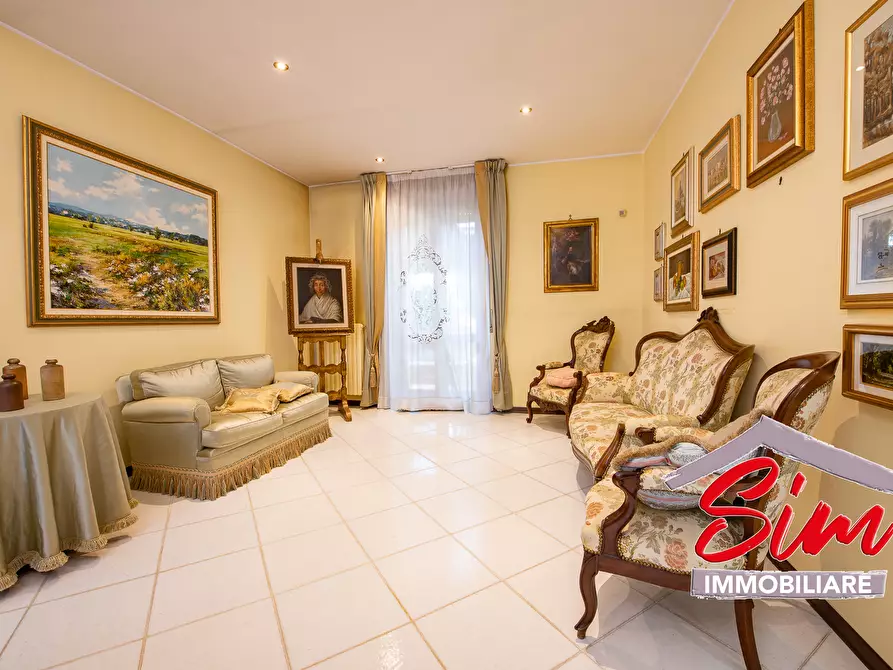 Villa in vendita in Via Andrea Falcone 3 a Novara