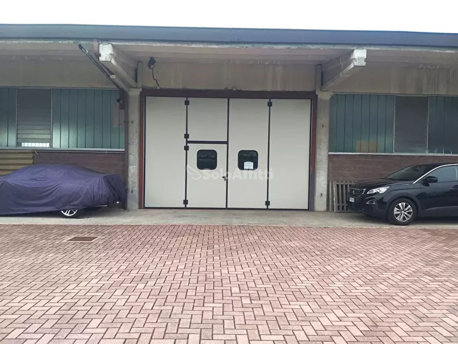 Capannone industriale in affitto a Cabiate