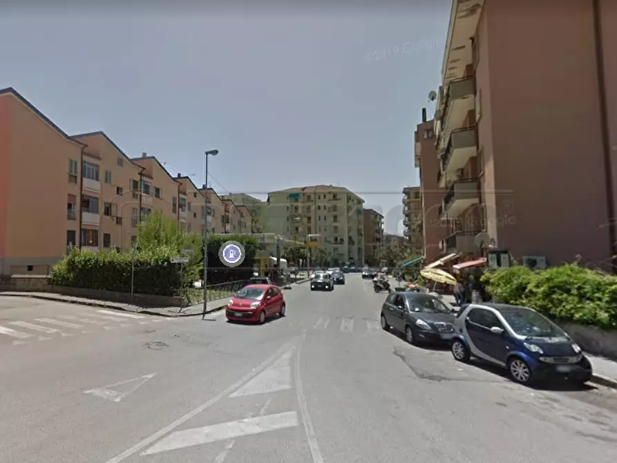 Locale commerciale in affitto in Via Medaglie D'Oro 73 a Salerno
