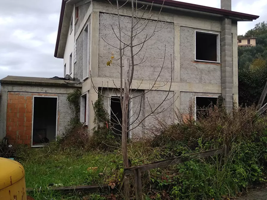 Casa semindipendente in vendita in Via Isola 38 a Ortonovo