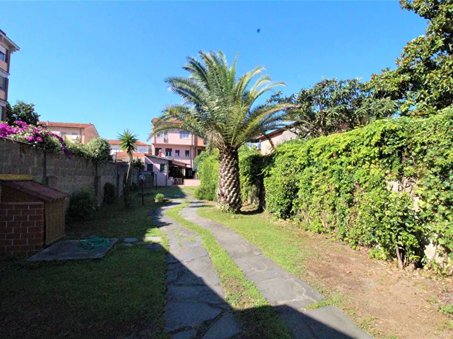 Villa in vendita in Via Venezia 38 a Carrara