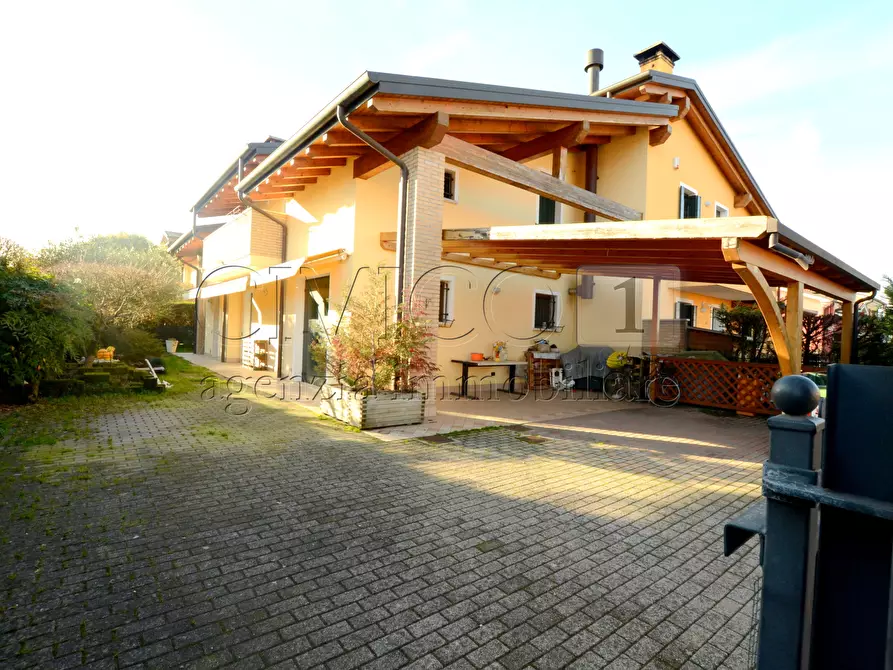 Casa trifamiliare in vendita in Via Como a Rubano