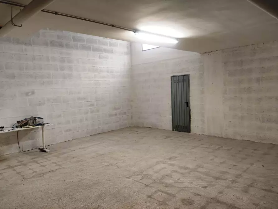 Immagine 6 di Garage in vendita  in Via Adelfia 6 a Casamassima