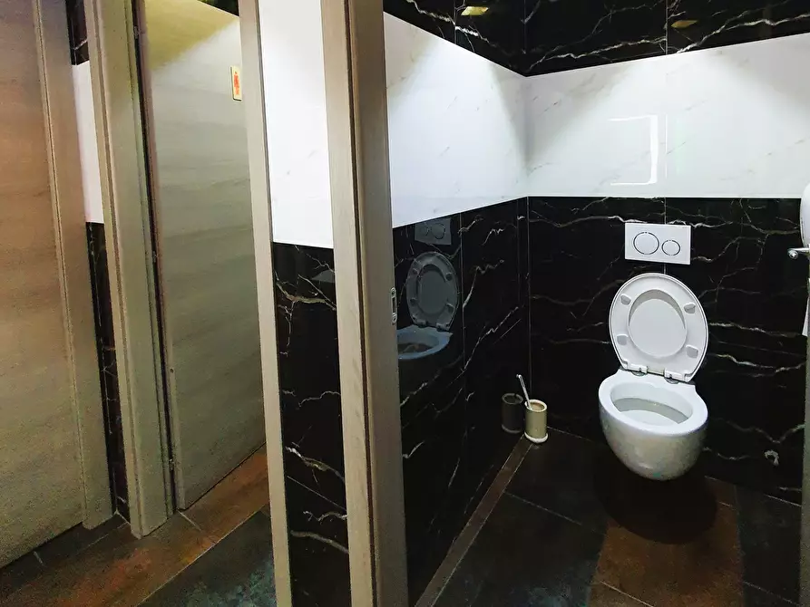 Immagine 9 di Locale commerciale in vendita  in San Zeno Naviglio a San Zeno Naviglio