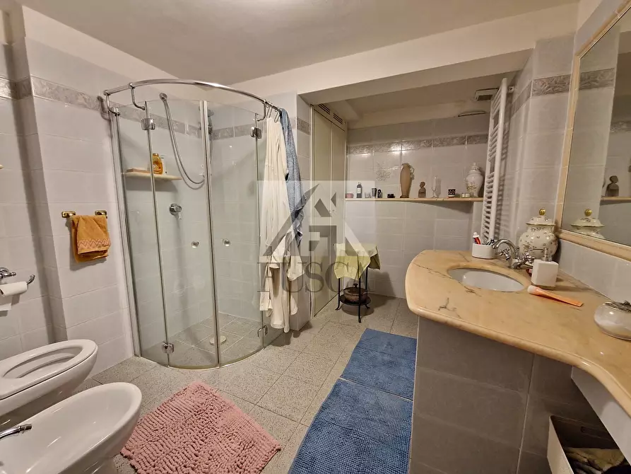 Immagine 27 di Villa in vendita  in via vecchia i a Lucca