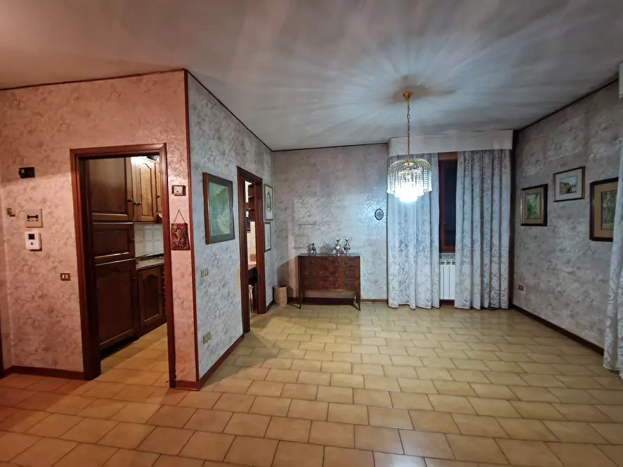 Immagine 1 di Pentalocale in vendita  in Via Giacomo Matteotti 405 a Lucca