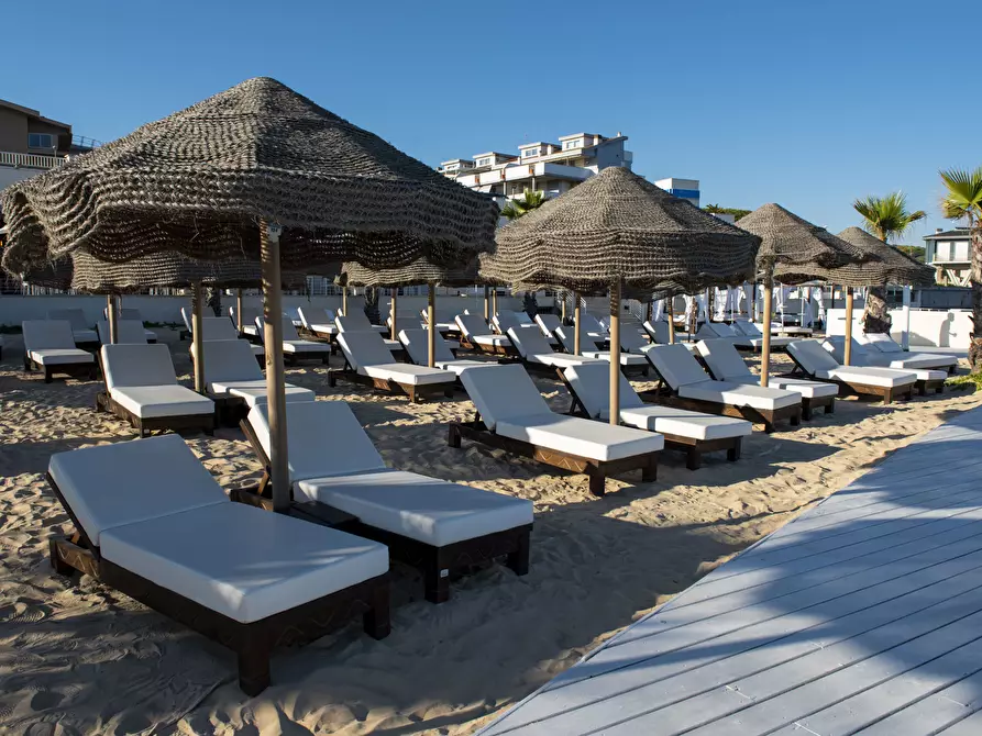 Immagine 4 di Attività commerciale in vendita  in Viale Regina Margherita a Viareggio