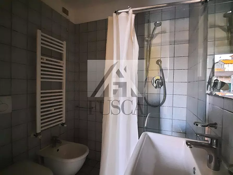 Immagine 31 di Palazzo in vendita  in via carrara 23 a Viareggio