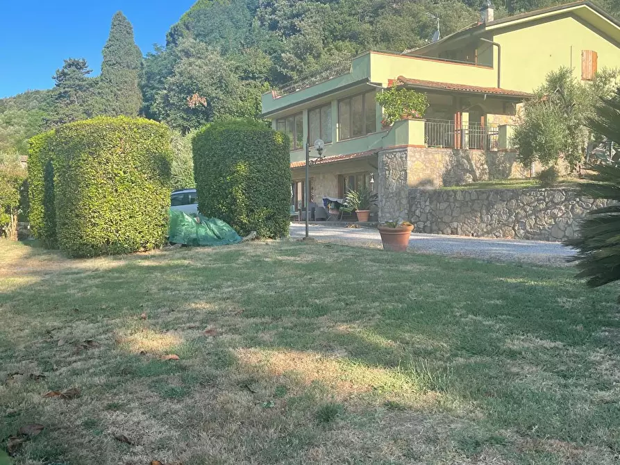 Immagine 9 di Villa in vendita  in via vecchia i a Lucca