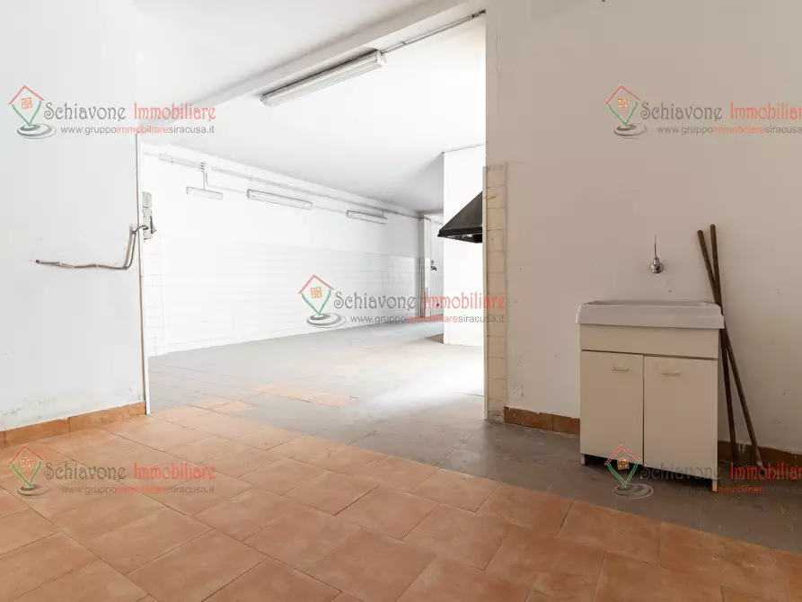 Immagine 21 di Locale commerciale in vendita  a Floridia