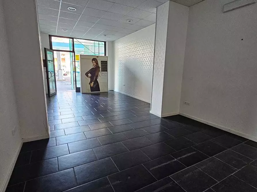 Immagine 2 di Locale commerciale in affitto  a Siracusa