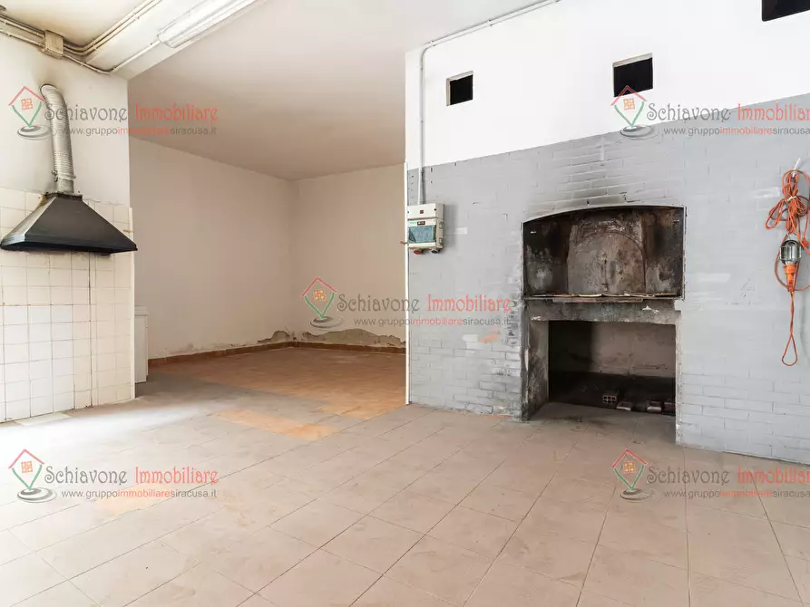 Immagine 20 di Locale commerciale in vendita  a Floridia