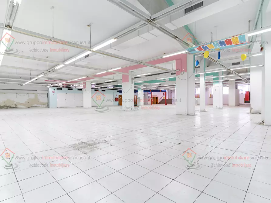 Immagine 19 di Locale commerciale in affitto  a Siracusa