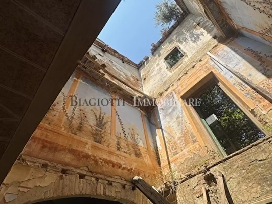 Immagine 13 di Rustico / casale in vendita  a Livorno