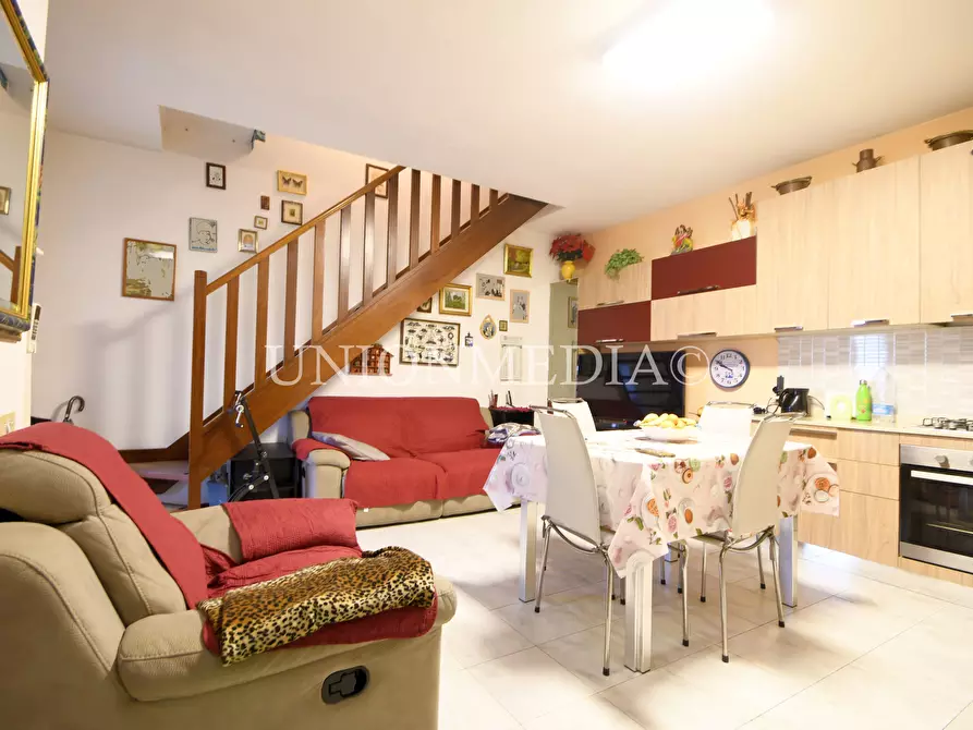 Immagine 1 di Appartamento in vendita  in Via togliatti a Ortonovo