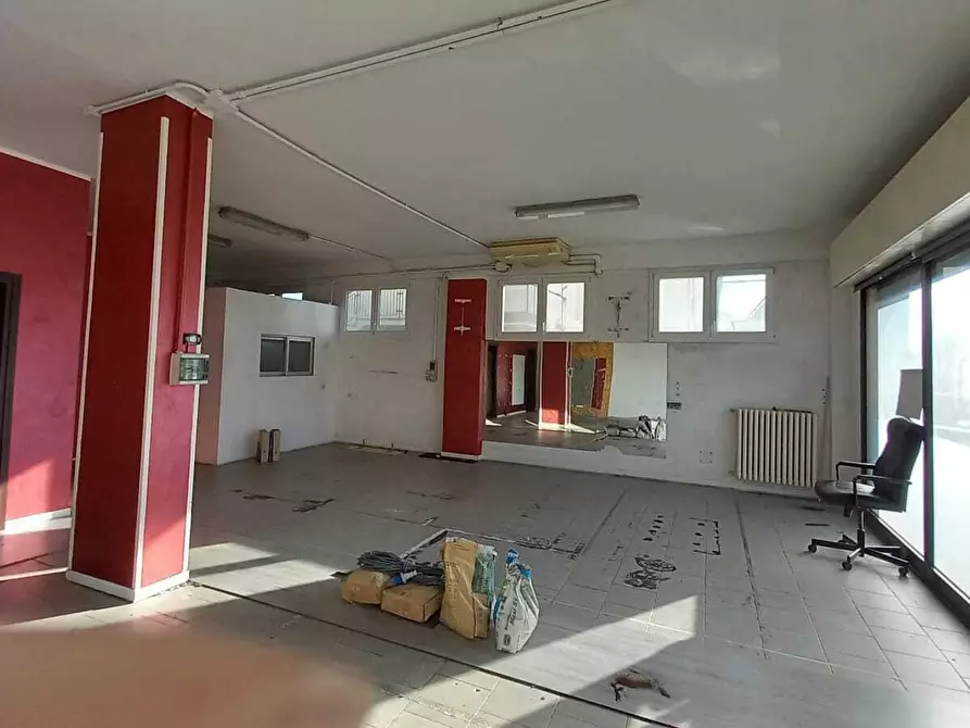 Immagine 10 di Attività artigianale in vendita  in Viale Giulio Cesare 40 a Riccione