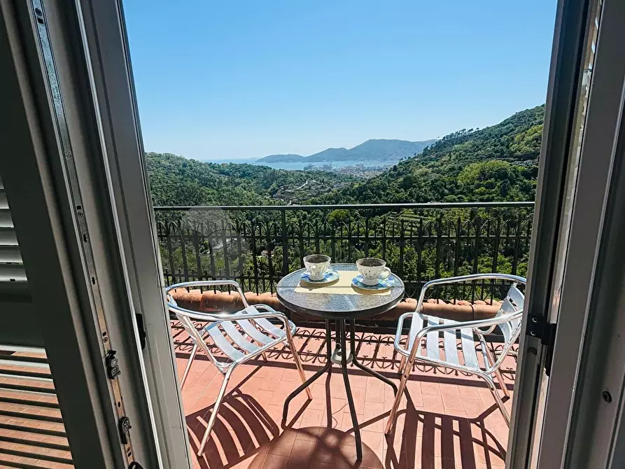 Immagine 3 di Villa in vendita  in Via Fratelli Aristide e Alduino Castellini 8 a Vezzano Ligure