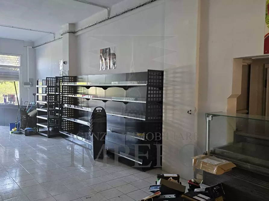 Immagine 3 di Locale commerciale in vendita  in Lungo Roya Rossi 9 a Ventimiglia