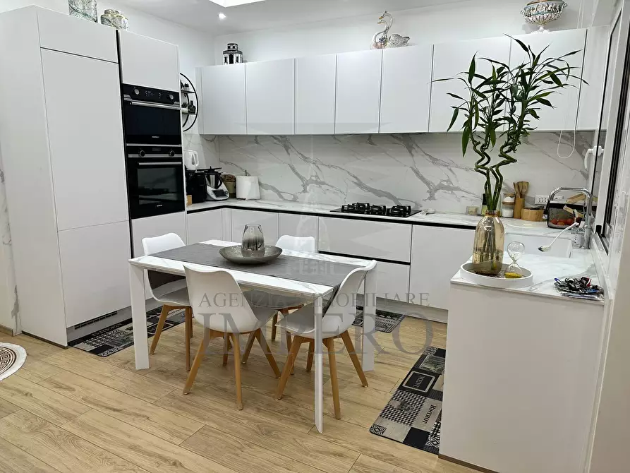 Immagine 2 di Porzione di casa in vendita  in Corso Limone Piemonte 10 a Ventimiglia