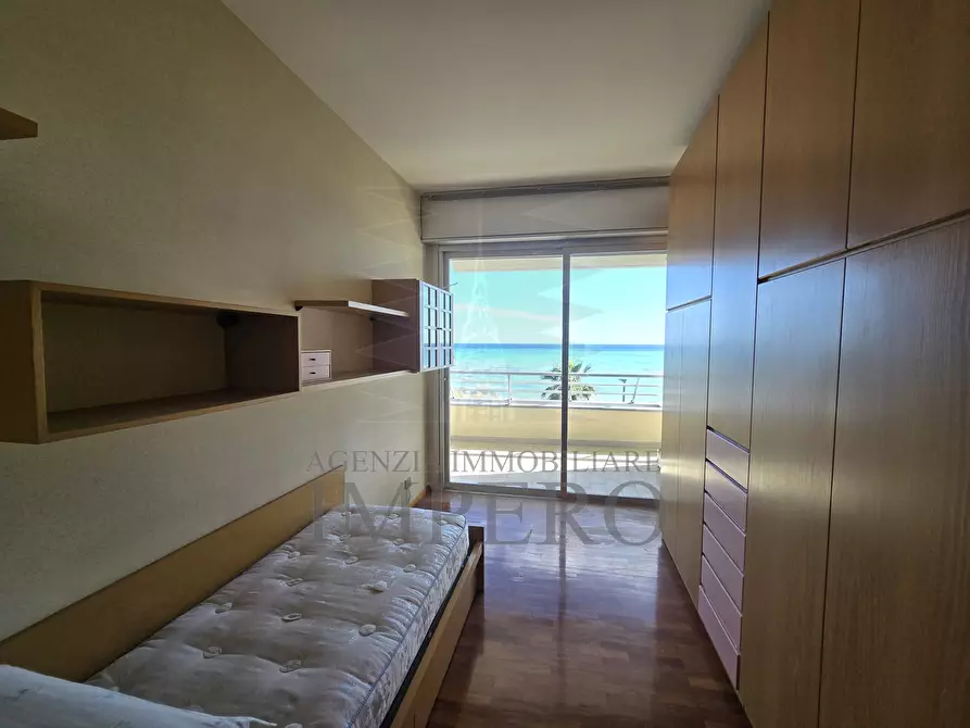 Immagine 15 di Pentalocale in vendita  in Lungomare Varaldo 67 a Ventimiglia