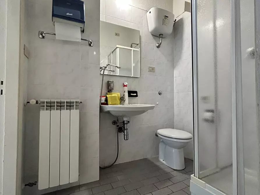 Immagine 4 di Locale commerciale in affitto  in Viale Maiella 23/A a Pescara