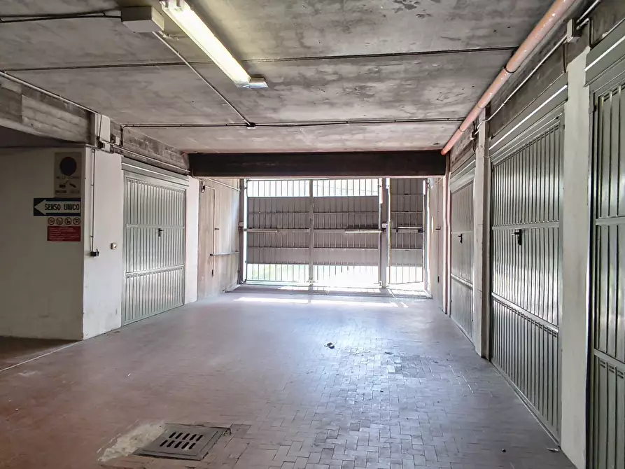 Immagine 2 di Garage in vendita  in Via Santi Venceslao 26 a Modena