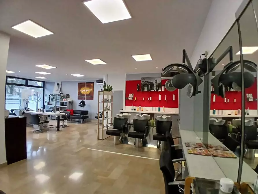 Immagine 10 di Locale commerciale in vendita  in Via della Pace 486 a Vignola