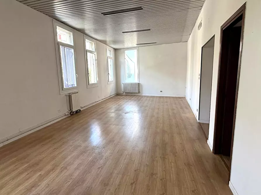 Immagine 1 di Locale commerciale in vendita  a Rovigo