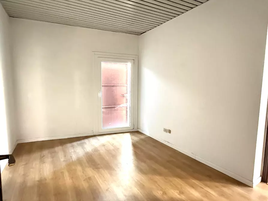 Immagine 3 di Locale commerciale in vendita  a Rovigo