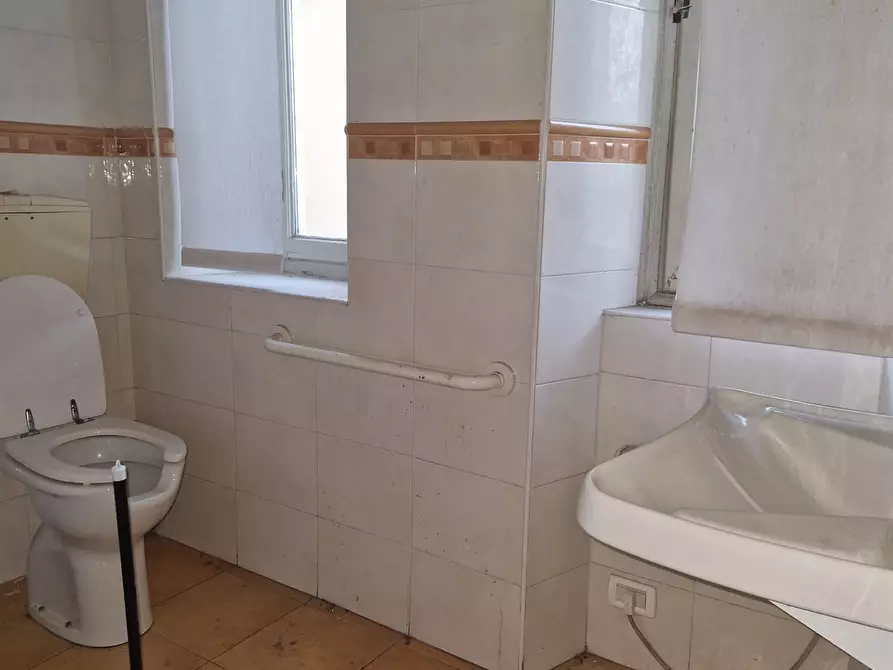 Immagine 12 di Ufficio in affitto  in Viale Giuseppe Giusti a Lucca