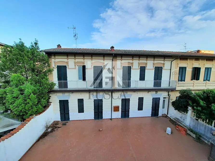 Immagine 20 di Palazzo in vendita  in via carrara 23 a Viareggio
