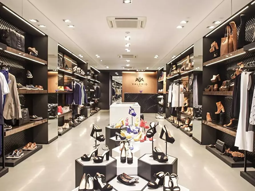 Immagine 6 di Capannone industriale in affitto  in Viale Lazzaro Papi a Lucca