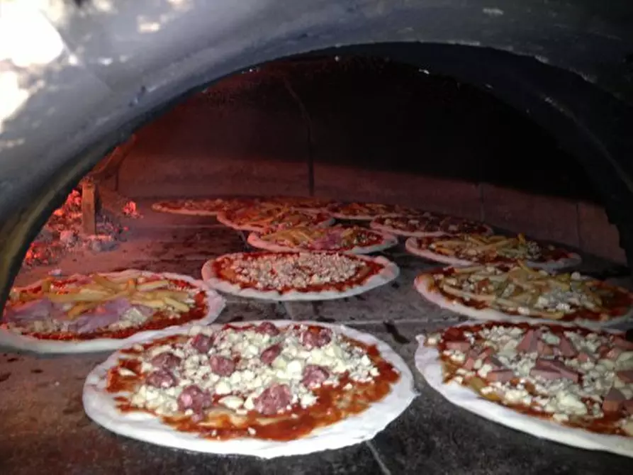 Immagine 1 di Pizzeria / Pub in vendita  in Via di Sant'Alessio a Lucca