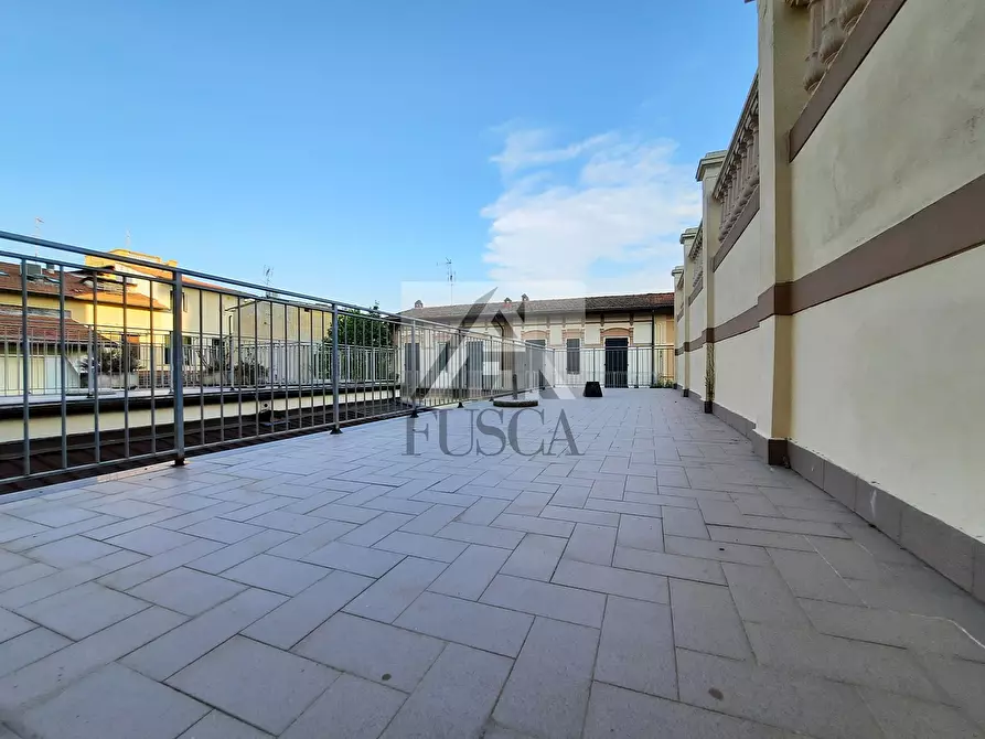 Immagine 38 di Palazzo in vendita  in via carrara 23 a Viareggio