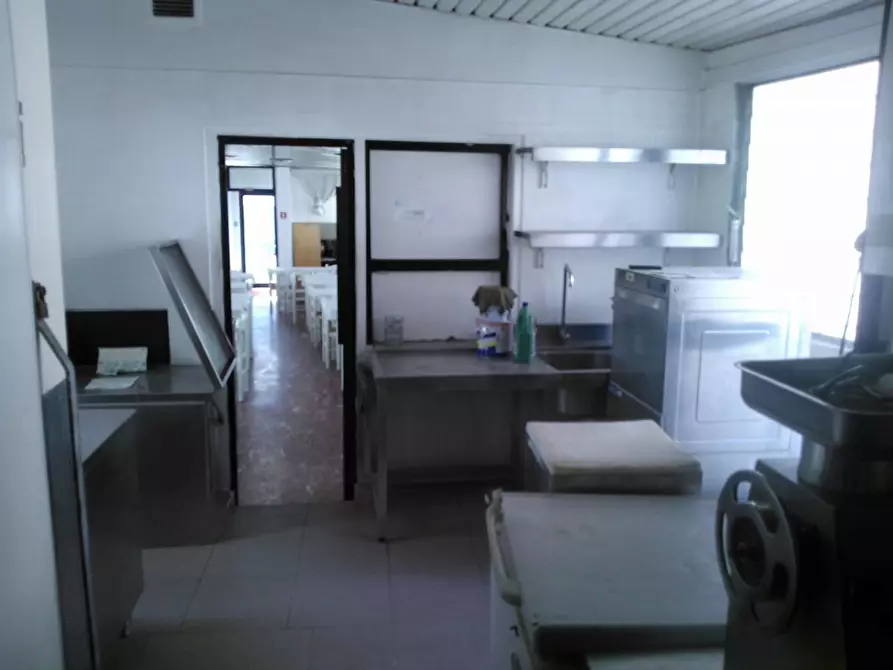 Immagine 3 di Locale commerciale in affitto  in Viale G. Puccini a Lucca