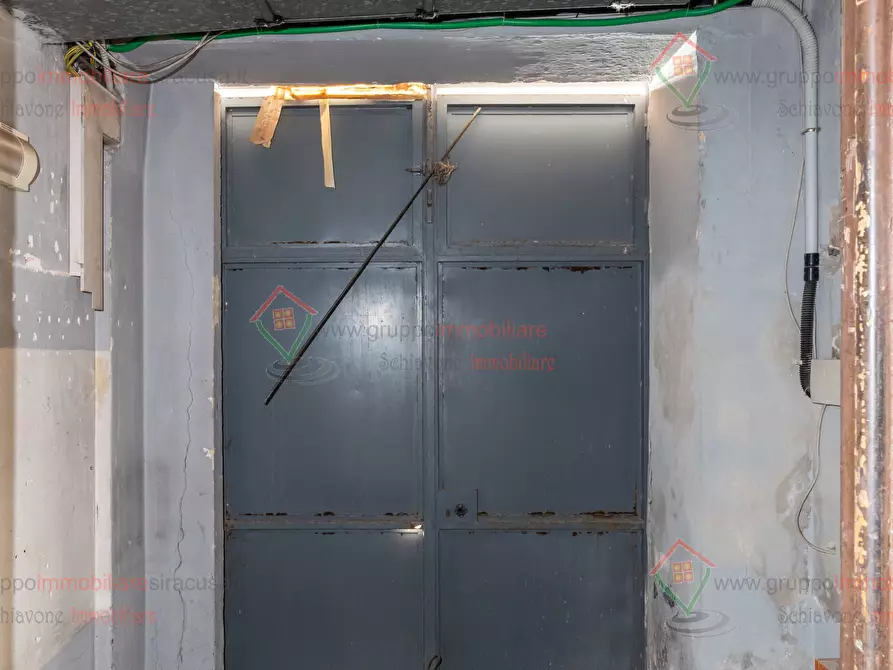 Immagine 10 di Locale commerciale in vendita  a Siracusa