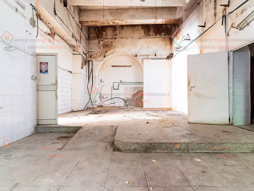 Immagine 11 di Locale commerciale in affitto  a Siracusa