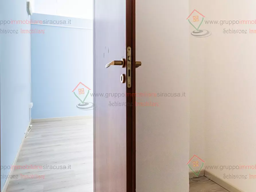 Immagine 8 di Locale commerciale in vendita  a Siracusa