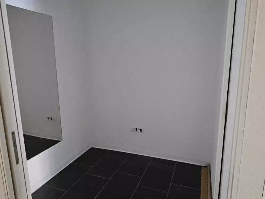 Immagine 15 di Locale commerciale in affitto  a Siracusa