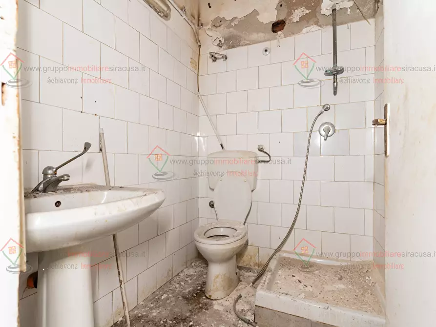 Immagine 13 di Locale commerciale in affitto  a Siracusa