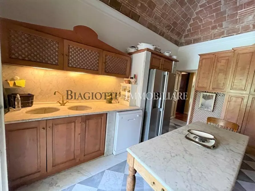 Immagine 5 di Villa in vendita  a Livorno