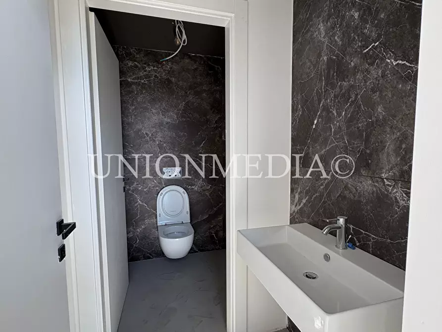 Immagine 6 di Locale commerciale in affitto  a Sarzana