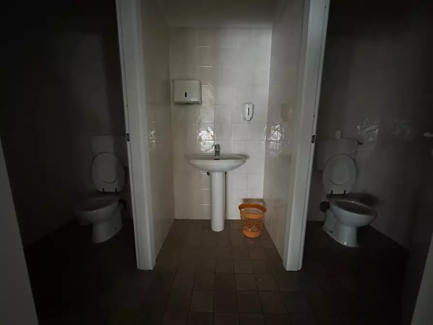 Immagine 4 di Locale commerciale in vendita  a Rimini