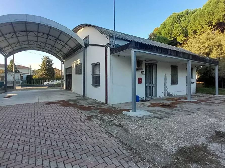 Immagine 2 di Attività artigianale in affitto  in Via Barcarola 22 a Rimini