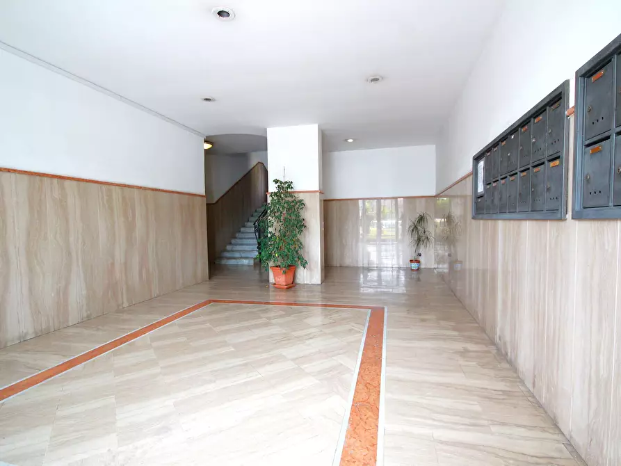 Immagine 2 di Trilocale in vendita  in Via Zenone di Elea 49 a Napoli