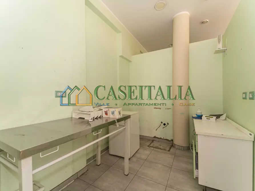 Immagine 9 di Locale commerciale in vendita  in Via Cavour 46 a Alpignano